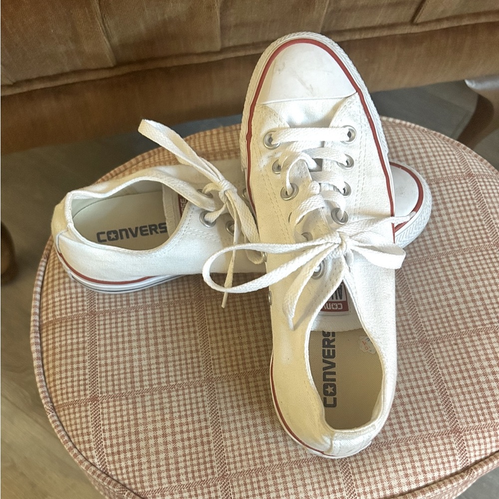 Women’s Converse Chuck Taylor White Low Rise Sneakers size 8 great condition